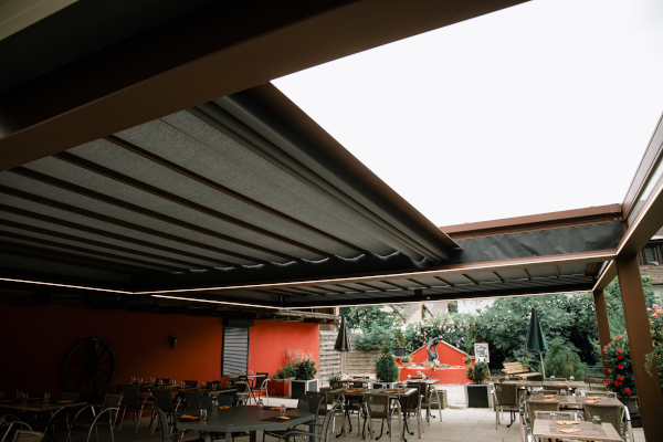 pergola à toile en cours d'ouverture