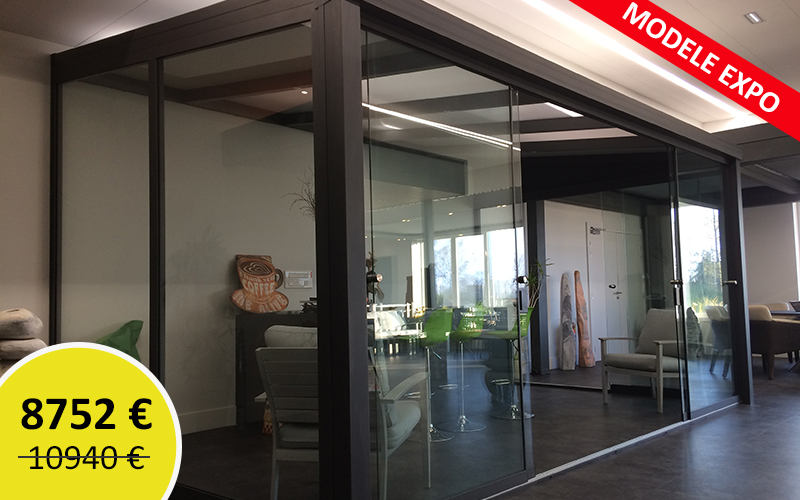Pergola toiture mixte polycarbonate et panneaux sandwichs et parois coulissantes vitrées